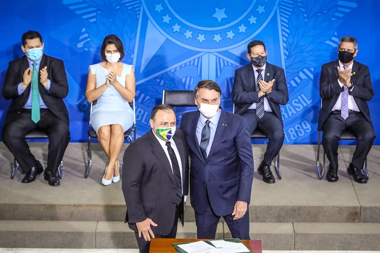 Bolsonaro e Eduardo Pazuello durante cerimônia de posse (Isac Nóbrega/PR/Flickr)