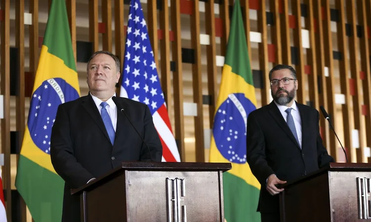 Pompeo e Araújo em outra visita, em 2019: o secretário de Estado americano visitou Roraima e outros países na fronteira com a Venezuela (Marcelo Camargo/Agência Brasil)