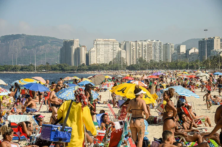 RJ: brasileiros aproveitaram o feriado para decretar por conta própria o fim das medidas de isolamento (Tânia Rêgo/Agência Brasil)