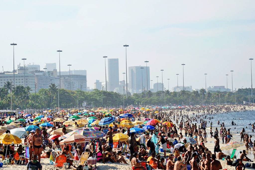 Feriado com praias lotadas e mar agitado deixa três desaparecidos no Rio