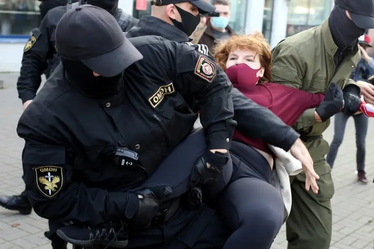 Manifestante é arrastada por policiais durante protesto em Minsk, na Bielorrússia (AFP/AFP Photo)