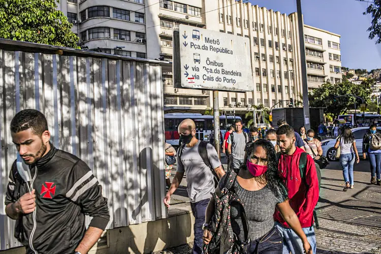 Pedestres caminham pela Estação Central do Rio de Janeiro, Brasil, na sexta-feira, 4 de setembro de 2020. (Dado Galdieri / Bloomberg/Getty Images)