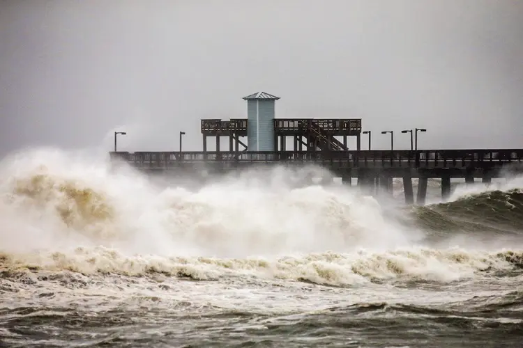 Sally: quase 11 mil casas estão ameaçadas por marés de tempestade (Jonathan Bachman/Reuters)