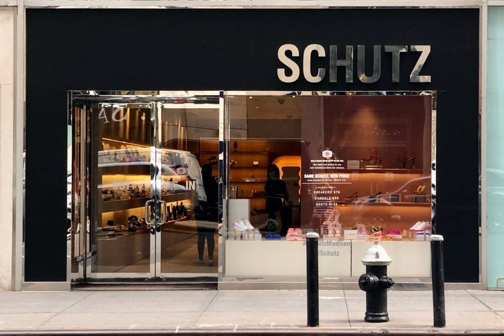 Schutz enxuga lojas nos EUA, reestrutura operação e unifica coleções