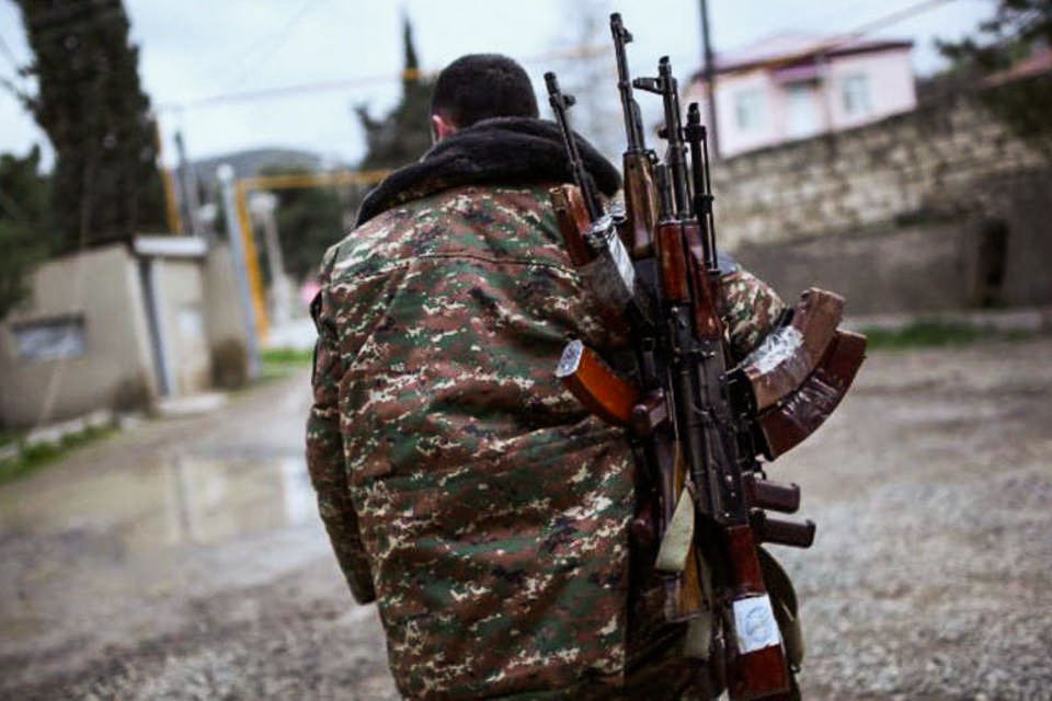 Soldado de Nagorno-Karabakh carrega armas pela região, em 2016, um dos piores momentos do conflito (Vahan Stepanyan/AFP)