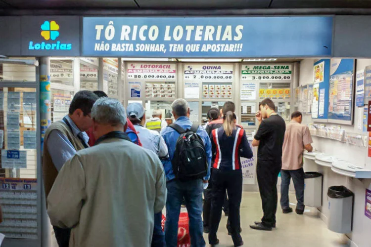 Apostadores em fila de casa lotérica (Rafael Neddermeyer/ Fotos Públicas/Divulgação)