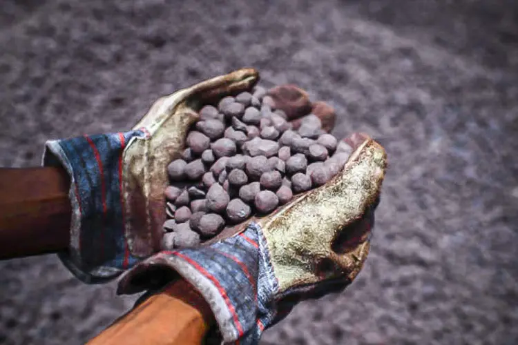 Minério de ferro: commodity negociada no mercado de futuros de Dalian volta a se desvalorizar (Beawiharta/Reuters)