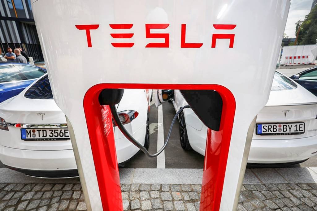 Tesla lança estação de carregamento rápido de carros elétricos em Berlim (Michele Tantussi/Reuters)