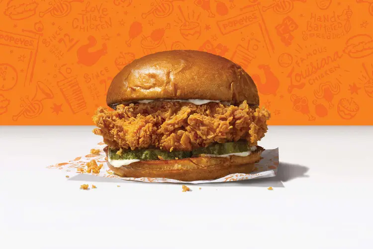 Cerca de 18 meses depois que seu sanduíche de frango se tornou viral, a rede de fast-food Popeyes embarcou na missão de dominar o mundo (Popeyes/Divulgação)
