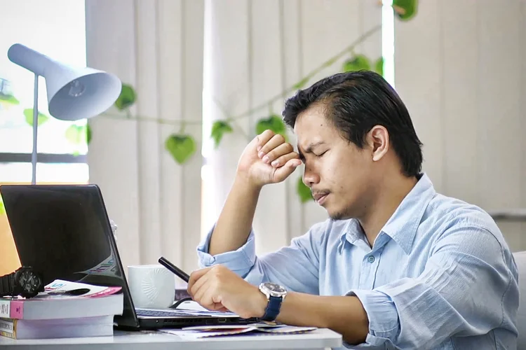 Combo do estresse: adaptação ao home office, temor pelo desemprego e pandemia pioraram a saúde mental do trabalhador (Video Blocks/Reprodução)