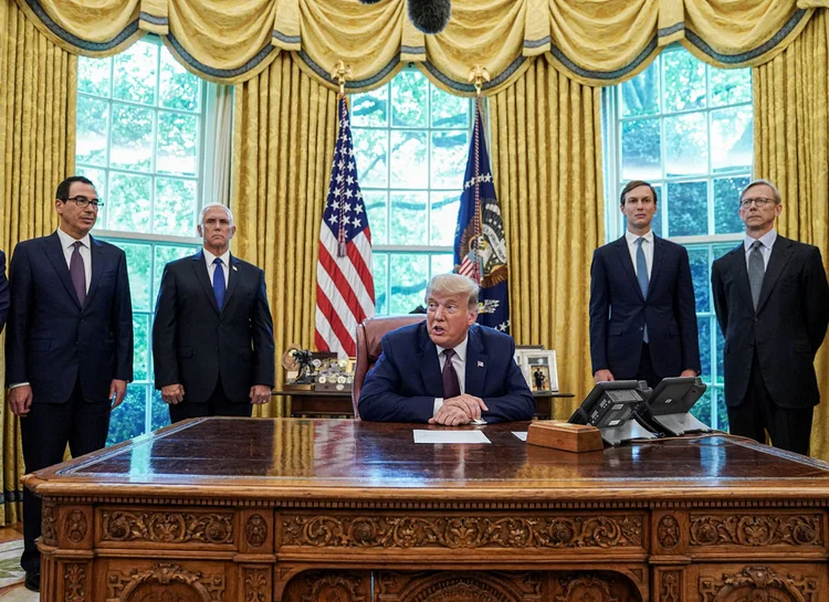 Trump e a equipe de negociadores do acordo entre Israel, Emirados Árabes Unidos e Bahrein: negociações entre os três países rompem um tabu entre lideranças do mundo árabe (Getty Images/Getty Images)