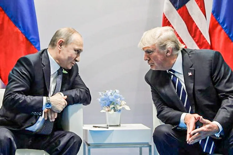 Vladimir Putin e Donald Trump: o presidente americano deve deixar que seu sucessor, Joe Biden, responda às novas evidências de ataques cibernéticos russos (Carlos Barria/Reuters)