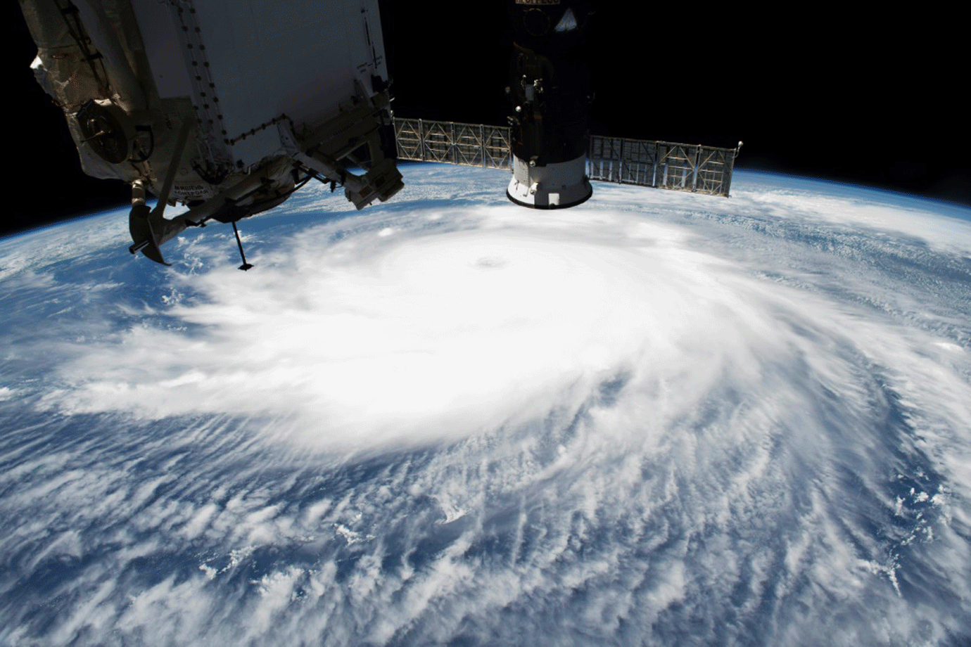 Estação espacial faz manobra para evitar colisão com restos de foguete