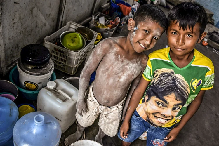 Meninos da tribo indígena venezuelana Warao, no abrigo de Janokoida, em Pacaraima, Roraima, em março de 2019 (AFP/AFP)