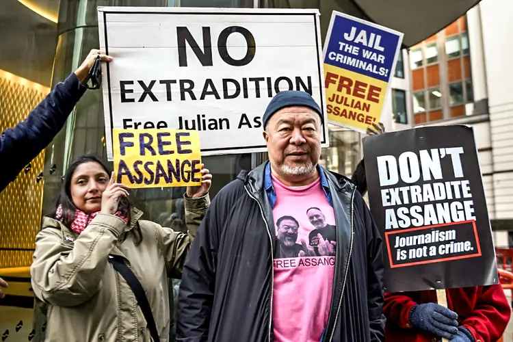 O artista e dissidente chinês Ai Weiwei protesta para pedir a libertação de Julian Assange em frente ao tribunal de Londres de Old Bailey (AFP/AFP)