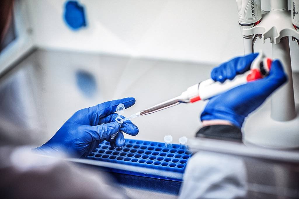 Oxford faz acordo com AstraZeneca para produzir vacina em larga escala