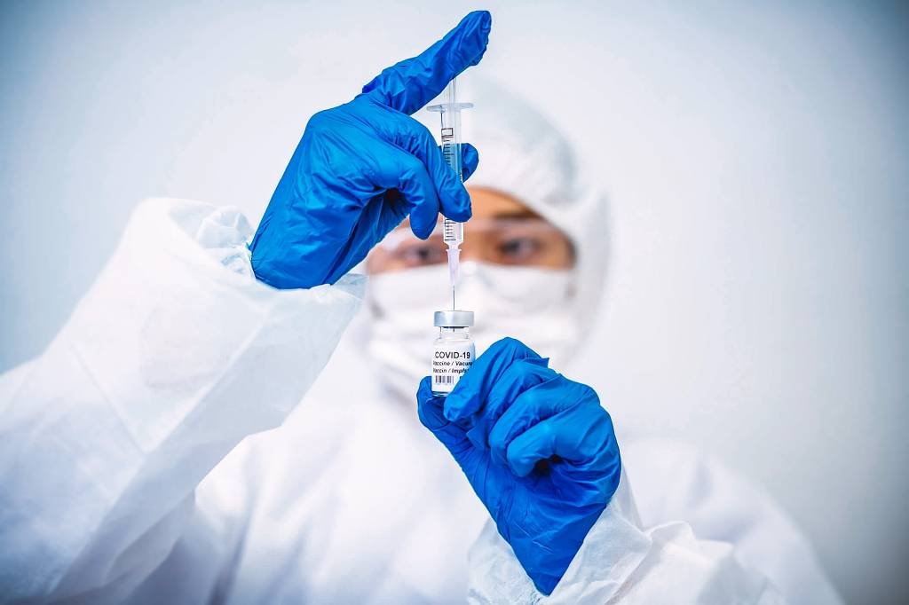 OMS não espera vacinação ampla contra covid-19 antes de meados de 2021