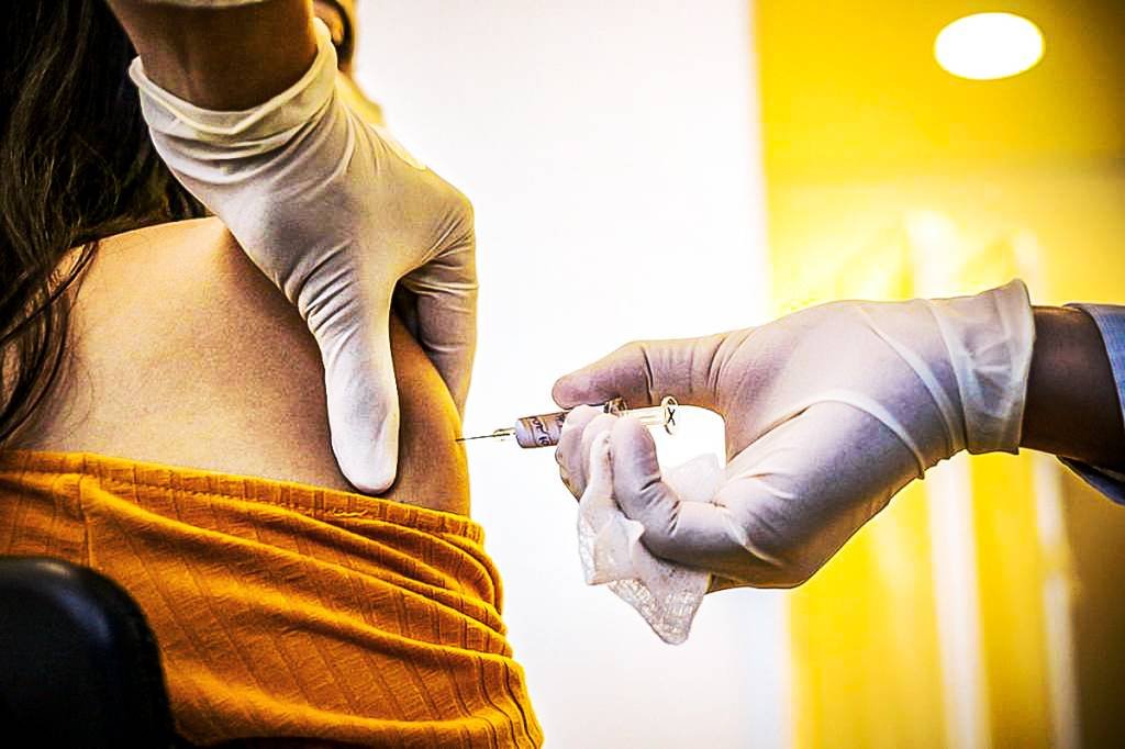 Vacina da gripe pode diminuir risco de pegar covid-19, diz estudo