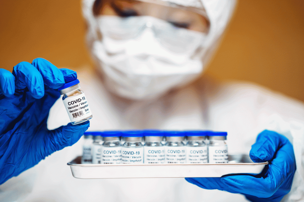 Uma das vacinas chinesas se mostra segura e capaz de estimular a produção de anticorpos, segundo publicação especializada  (Tang Ming Tung/Getty Images)