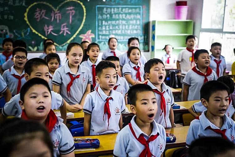 Os alunos devem usar máscaras e evitar, na medida da possível, os ônibus e trens públicos (STR / AFP/AFP)