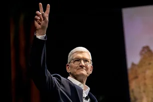 Imagem referente à matéria: Tim Cook pode deixar comando da Apple no começo de 2026