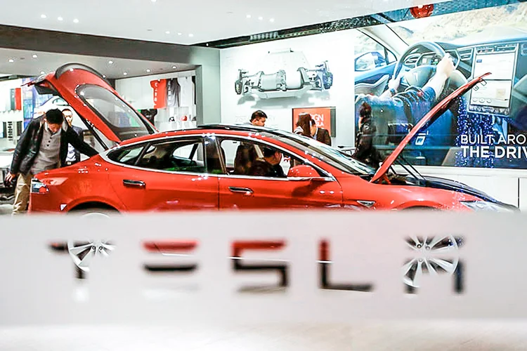 Homem olha o modelo S P85 da Tesla Motors em showroom em Pequim (Kim Kyung-Hoon/Reuters)