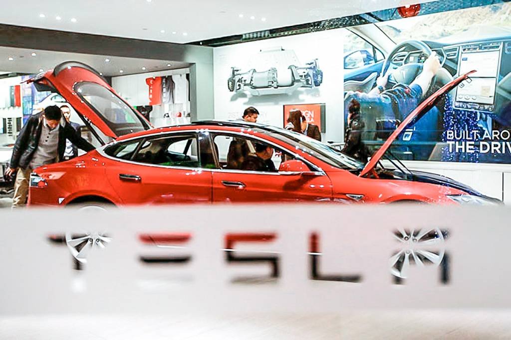 Tesla anuncia primeiro lucro anual de sua história