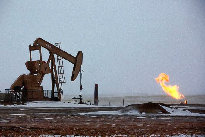 Extração de petróleo: apenas sete das 59 empresas estudadas - Royal Dutch Shell, Repsol, Total, Eni, Glencore, Anglo American e Equinor - estabeleceram metas de redução de emissões de acordo com as promessas feitas no Acordo de Paris (Shannon Stapleton/Reuters)