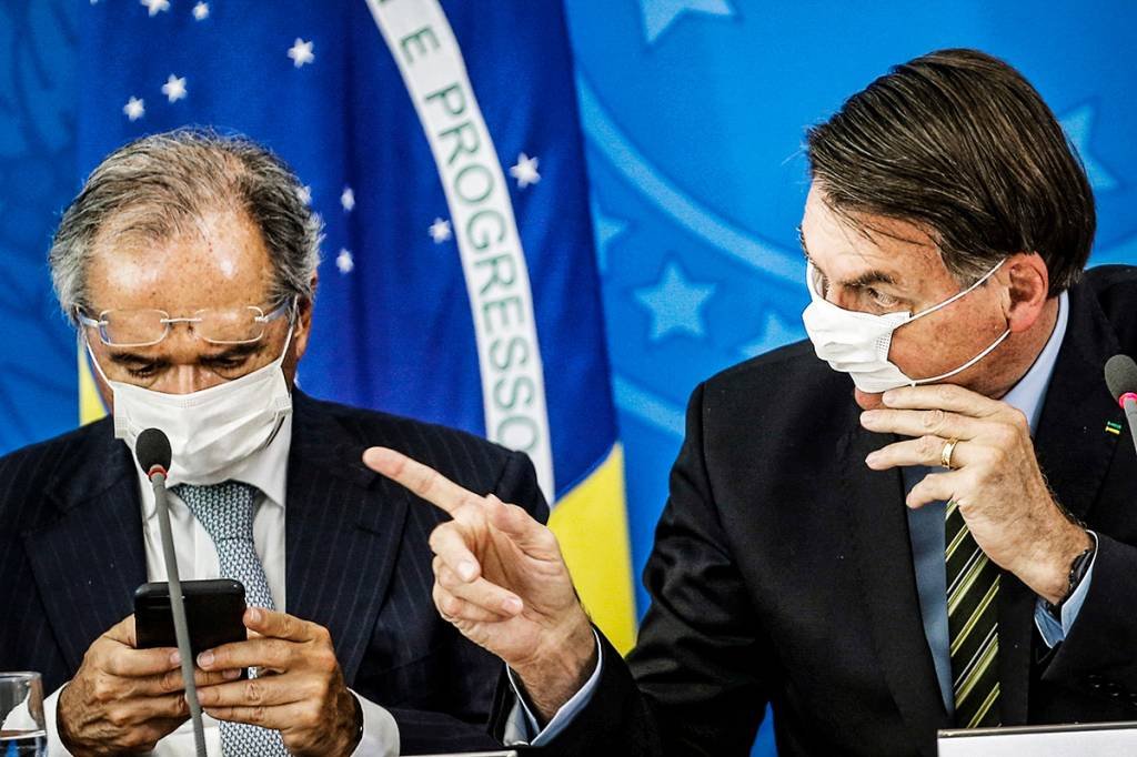 Guedes e Bolsonaro: criação de uma renda mínima para 2021 é colocada como o único grande projeto do governo a ser aprovado ainda neste ano (Adriano Machado/Reuters)