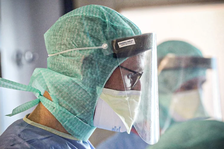 Médico em hospital na Bélgica (Yves Herman/Reuters)