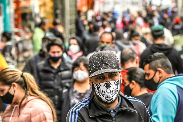 Pessoas de máscara: resultados mostraram que o número de pessoas com anticorpos caiu 26,5% no período aproximado de três meses (Amanda Perobelli/Reuters)