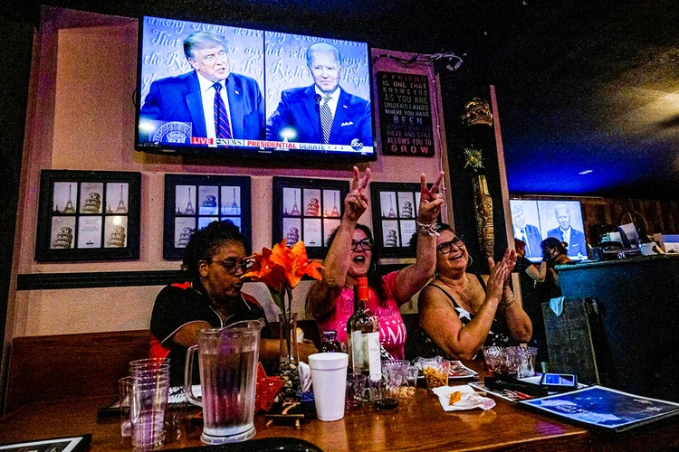 Trump e Biden: composição do Senado influencia previsões para a economia norte-americana (Mike Blake/Reuters)