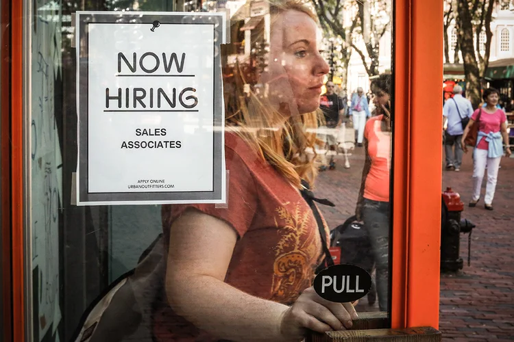 Cartaz de contratação em loja da Urban Outfitters em Boston.     (Brian Snyder/Reuters)