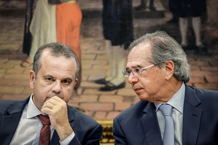 Ministro Paulo Guedes e seu então secretário especial de Previdência, Rogério Marinho --hoje ministro de Desenvolvimento Regional--, participam de audiência pública no Congresso
08/05/2019
 (Adriano Machado/Reuters)