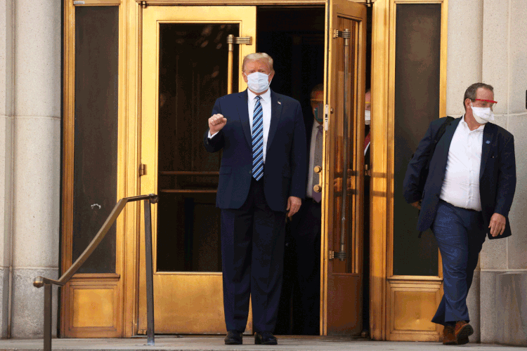 Ainda com covid-19, Donald Trump deixa hospital (Jonathan Ernst/Reuters)