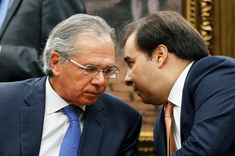 Guedes e Maia: "Em jantar na última segunda-feira, o ministro da Economia foi apresentado a uma nova modalidade de refeição para tentar superar sua repulsa" (Adriano Machado/Reuters)