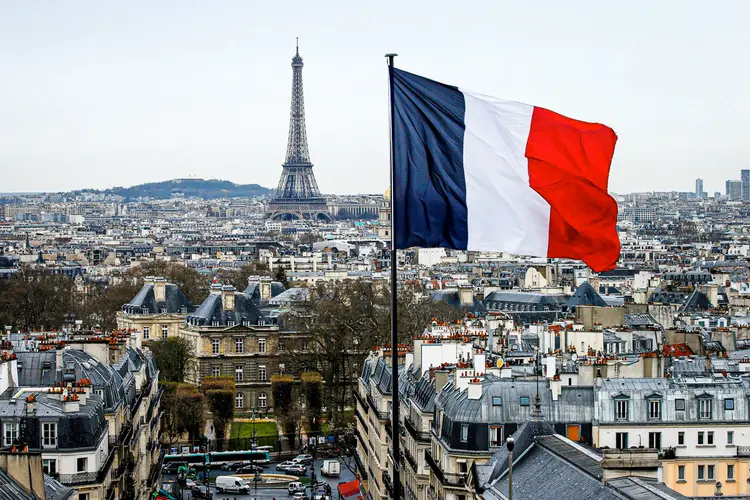 França: "Teremos de respeitar a regra do toque de recolher, ficar em casa em 31 de dezembro" (Benoit Tessier/Reuters)