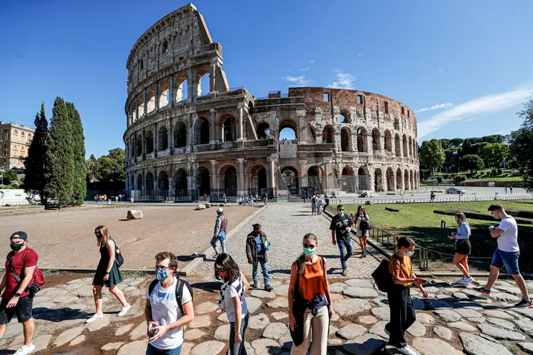 Movimento de pessoas em frente ao Coliseu, em Roma: durante o confinamento, será permitida apenas uma saída por dia de cada residência (Guglielmo Mangiapane/Reuters)