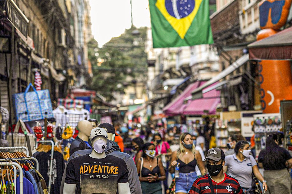 Brasil: OMS vê melhora da covid-19, mas aponta risco de novos picos