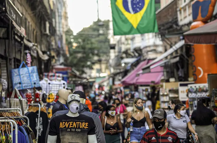 Pessoas de máscara no Rio de Janeiro: até esta quinta-feira, mais de 38,7 milhões de pessoas haviam contraído a doença, e mais de 1 milhão morreram no mundo (Ricardo Moraes/Reuters)