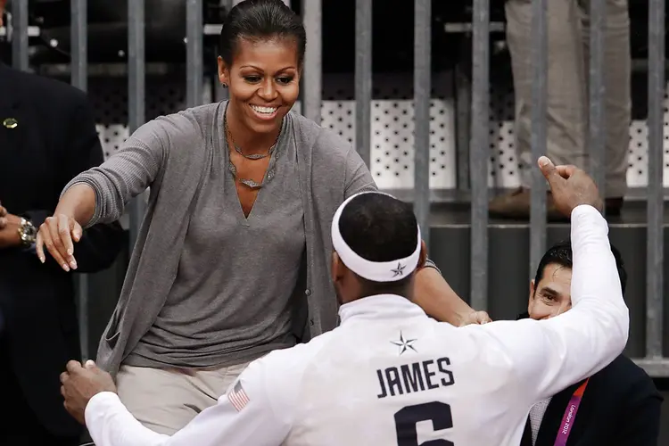 Michelle Obama e LeBron James em jogo em 2012 (Luke MacGregor/Reuters)