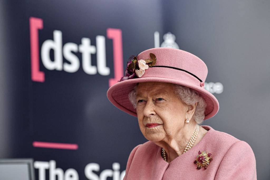 Não seja egoísta e tome a vacina contra covid, diz rainha Elizabeth