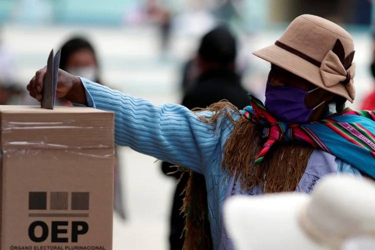 Boliviana vota em seção eleitoral durante a eleição presidencial em La Paz, Bolívia, 18 de outubro de 2020 (Ueslei Marcelino/Reuters)