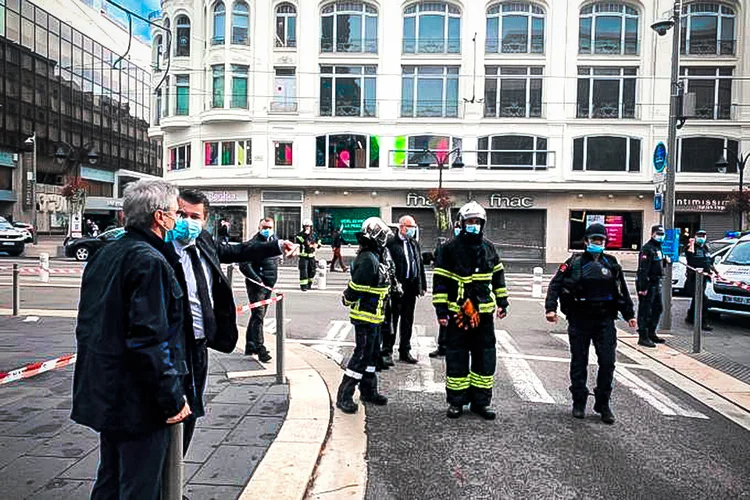 Prefeito Christian Estrosi com a polícia no local do ataque: suspeita de terrorismo (Courtesy Twitter/CESTROSI/Reuters)