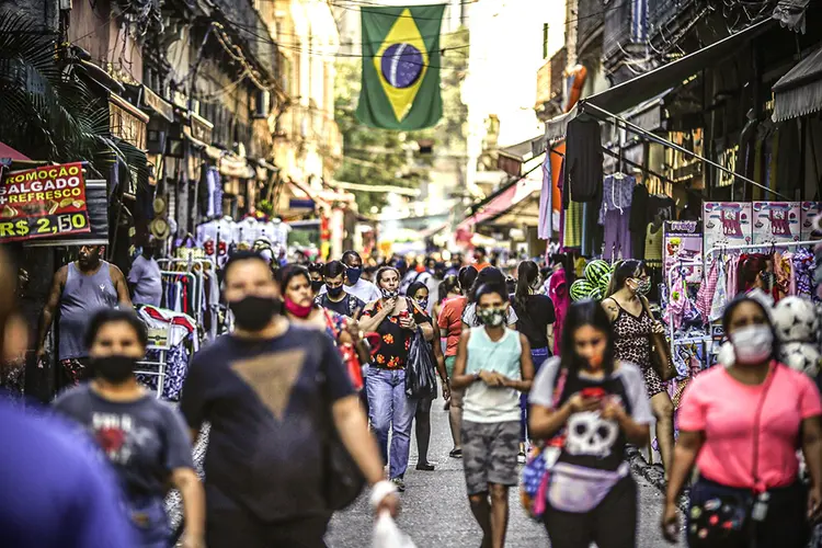 No Brasil, a média diária de mortes cai em ritmo forte, nacionalmente e nos estados (Bloomberg/Bloomberg)