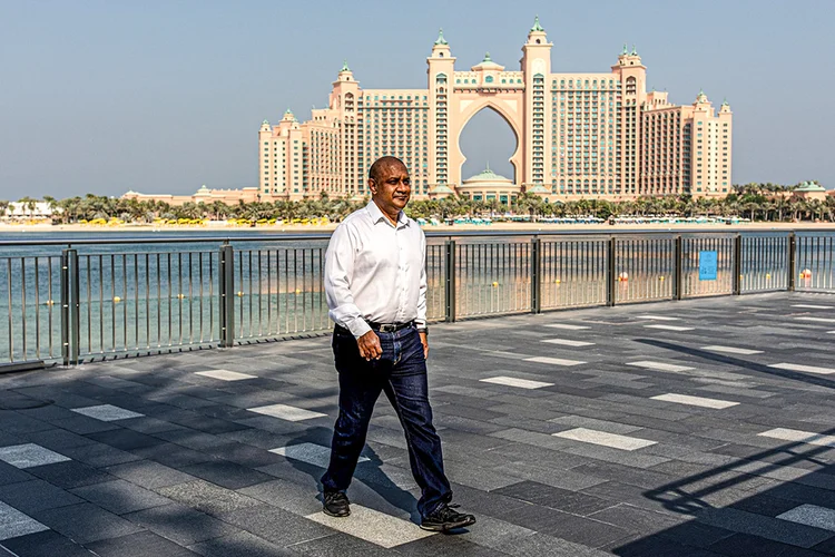 Sanjay Shah caminha em frente ao Atlantis Hotel, em Palm Jumeirah, Dubai, 29 de setembro. (Reprodução/Bloomberg)