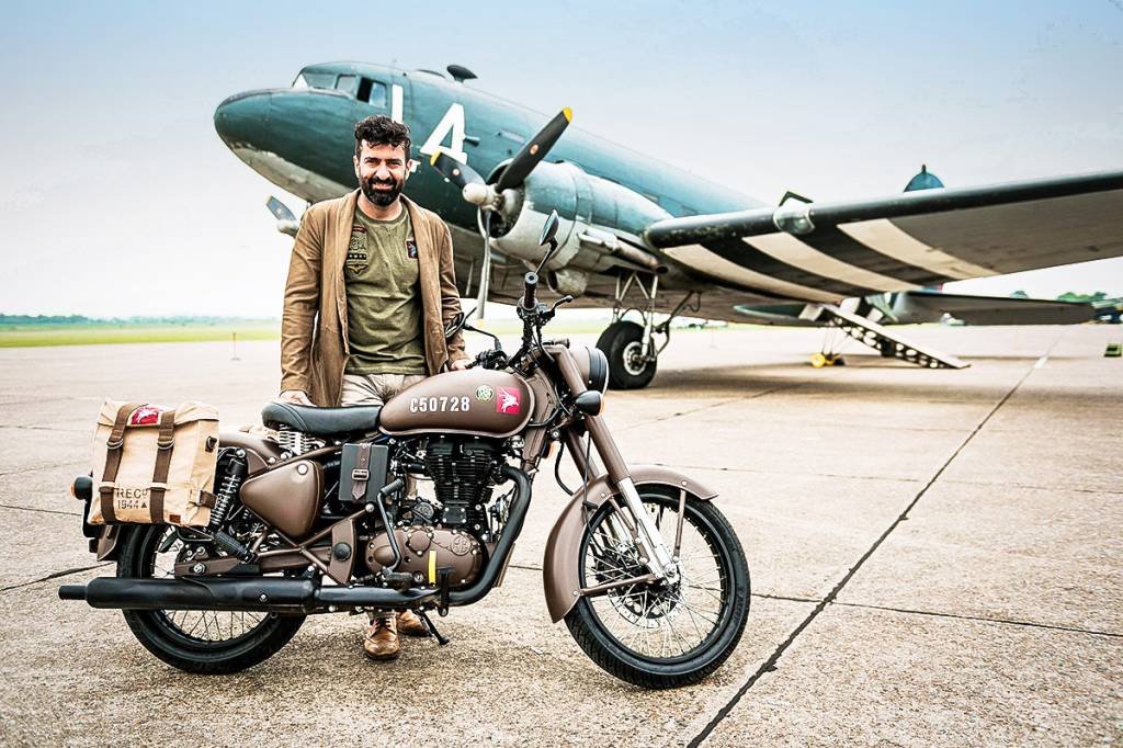 Uma moto de fabricação indiana com visual retrô se aproxima da Harley