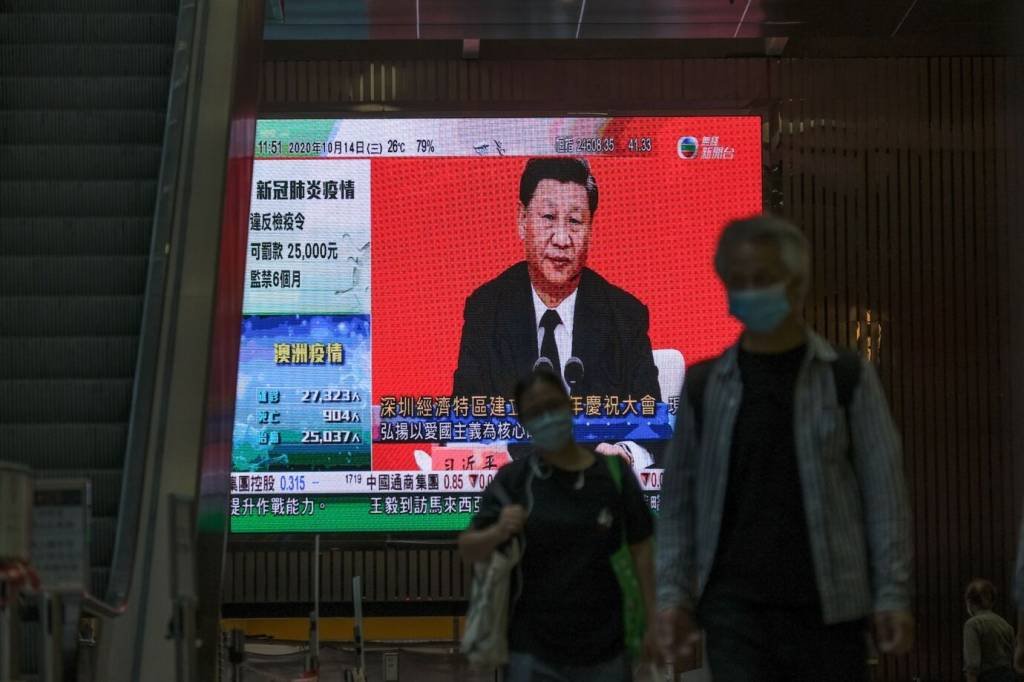 Transmissão de fala do presidente Xi Jinping: plano para impulsionar crescimento nos próximos anos (Roy Liu/Bloomberg)