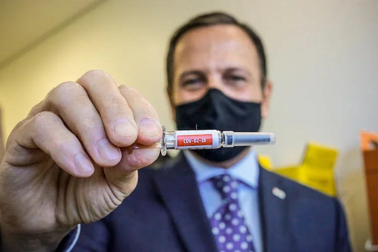 João Doria, com a Coronavac: ainda não há vacina autorizada contra a covid-19 no país (Governo de São Paulo/Divulgação)