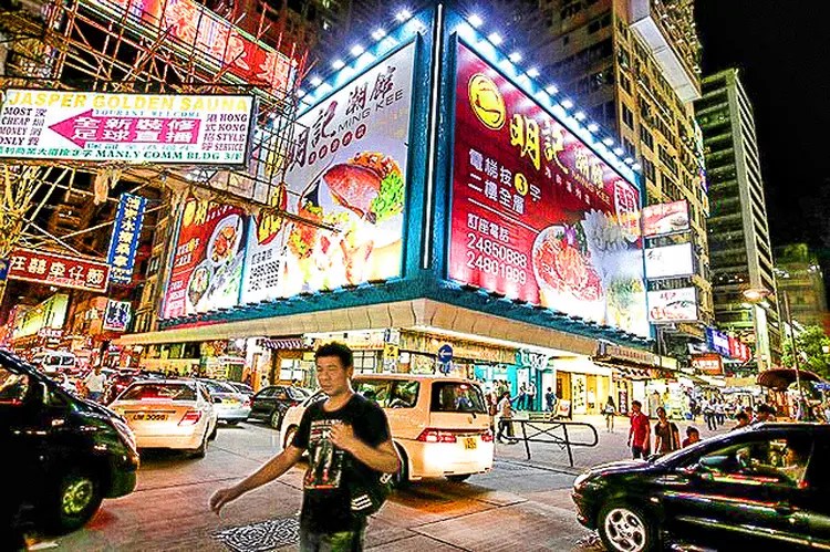 Pessoas andando em centro de compras de Hong Kong, China, 15 de setembro de 2017. (Bobby Yip/Reuters)